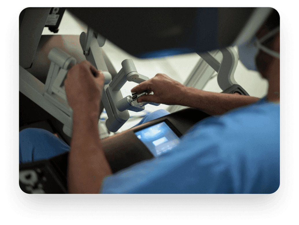 Cirurgião operando com console robótico